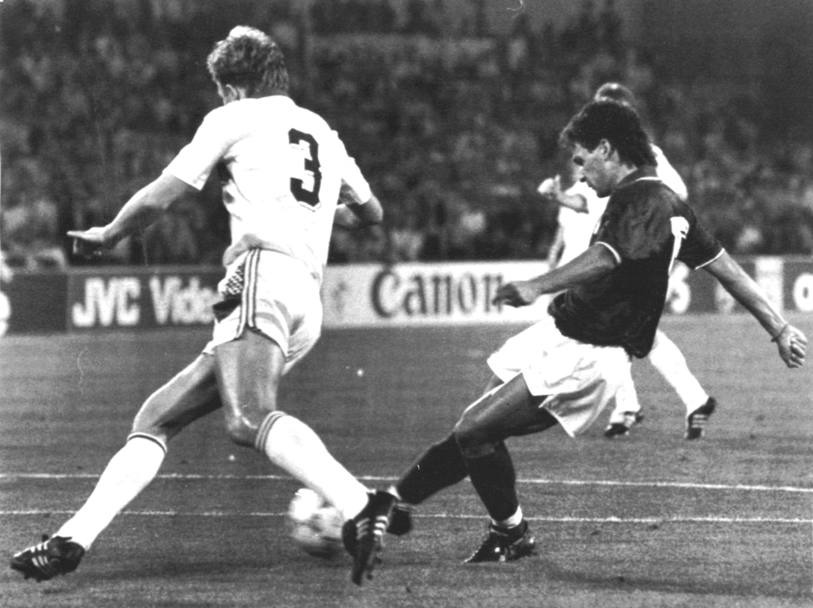 Italia &#39;90: nella partita contro la Cecoslovacchia realizza uno dei gol pi belli in assoluto di tutte le Coppe del Mondo disputate (e il pi spettacolare di quella edizione) 